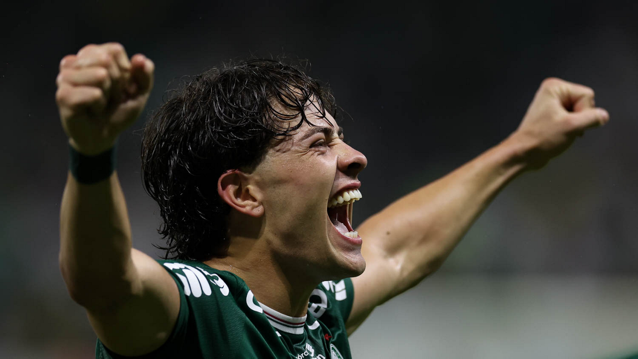 O jogador Agustín Giay, da SE Palmeiras, comemora seu gol contra a equipe do SC Corinthians P, durante partida válida pela trigésima rodada, do Campeonato Brasileiro, Série A, na arena Nubank Parque.
