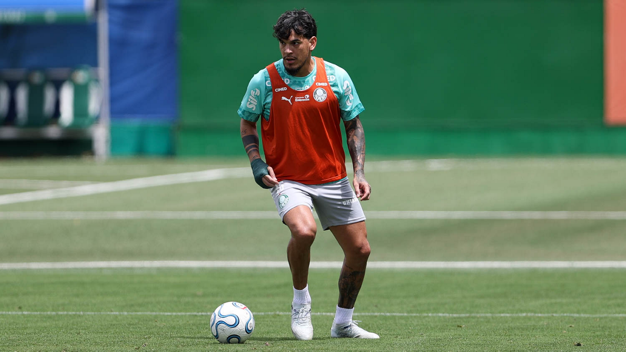 O jogador Gustavo Gómez, da SE Palmeiras, durante treinamento, na Academia de Futebol.
