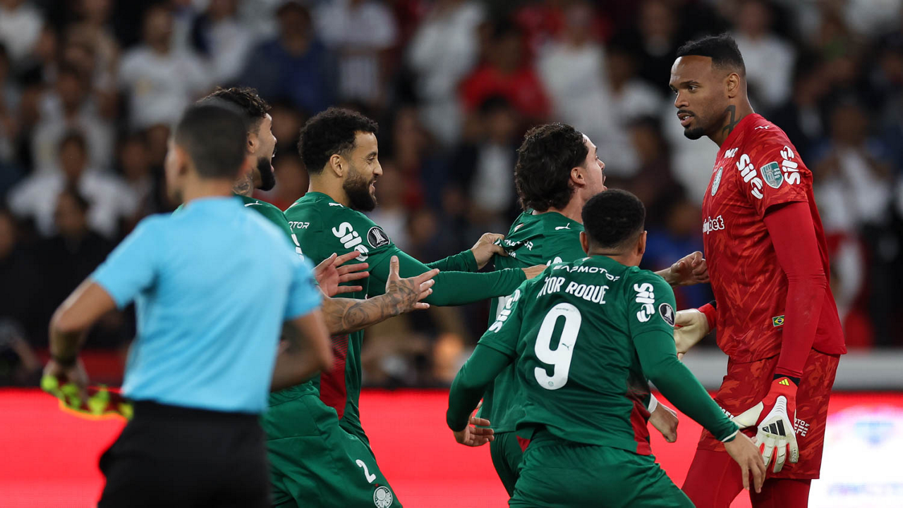 O goleiro Carlos Miguel, da SE Palmeiras, comemora defesa de pênalti em jogo contra a equipe da Liga Desportiva Universitaria, durante partida válida pelas quartas de final, volta, da Conmebol Libertadores, no Estádio Rodrigo Paz Delgado.