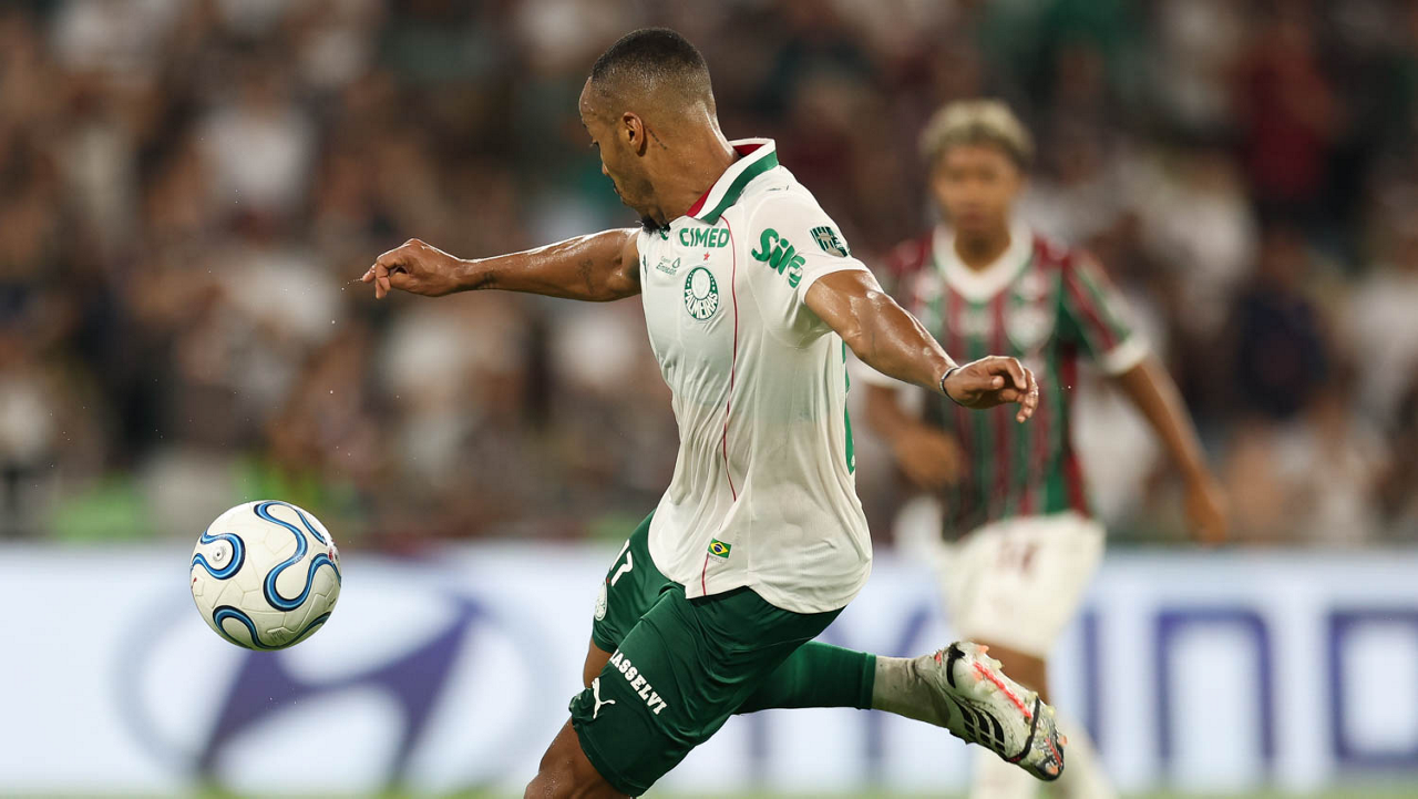 O jogador Marlon Freitas, da SE Palmeiras, chuta para marcar seu gol contra a equipe do Fluminense FC, durante partida válida pela semi final, ida, da Conmebol Libertadores, no Estádio Maracanã.