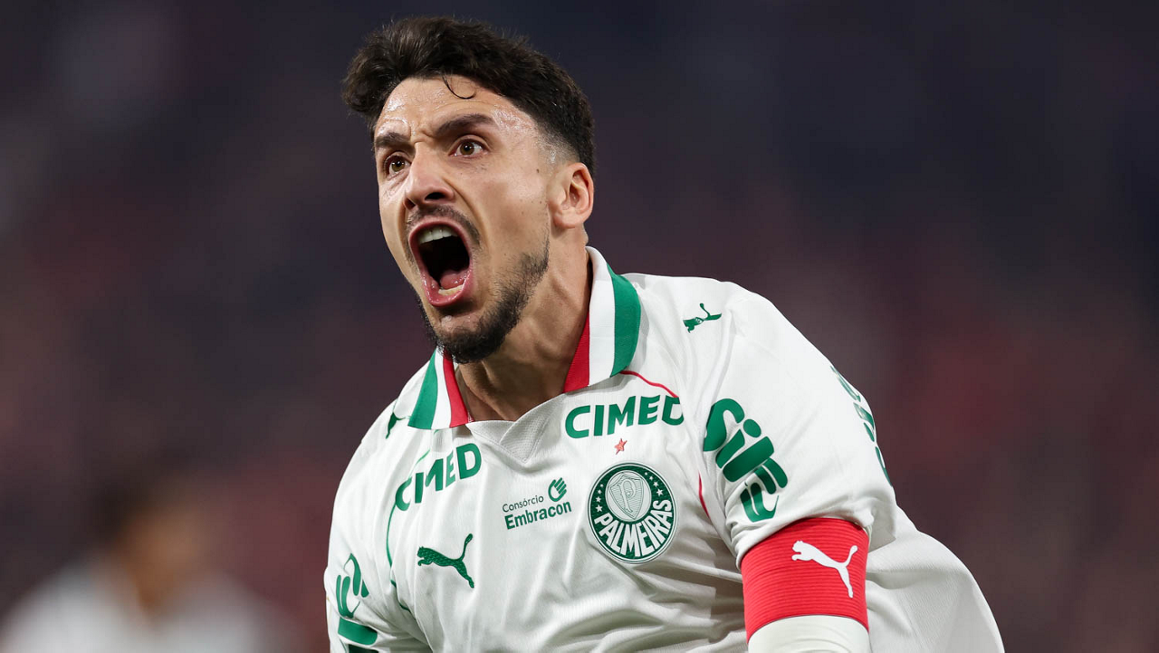 O jogador Joaquín Piquerez, da SE Palmeiras, comemora seu gol contra a equipe do C Athletico Paranaense, durante partida válida pela trigésima primeira rodada, do Campeonato Brasileiro, Série A, na Arena da Baixada.